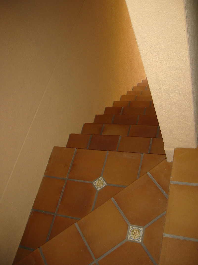 全面のアプローチからつづく階段は、全てテラコッタタイル張り。