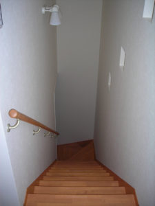 階段室。写真右手には、施主様希望の３連ニッチ棚があります。