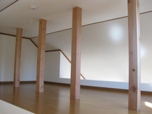 この部屋のロフトは洋室３，４の中心上部にあり、空間はつながっている。全体に閉鎖的でなく、開放的な空間とし、コニュニケーションが取れる工夫がなされている。