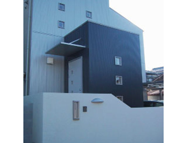 新築・木造住宅　大阪府堺市O邸　～　シルバーとブルー２色のシンプルな外観
