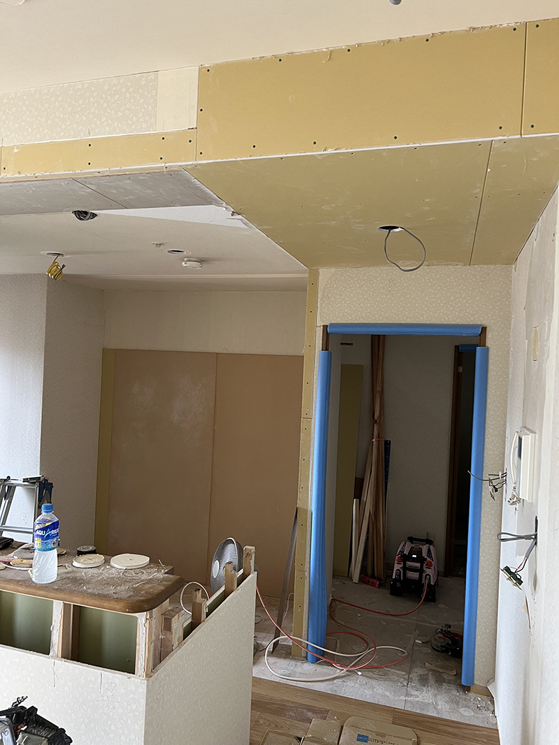 キッチンとLD間の壁撤去、天井下地組、PB貼、配線工事_キッチンとＬＤ間の壁撤去。開放的で明るくなりました
