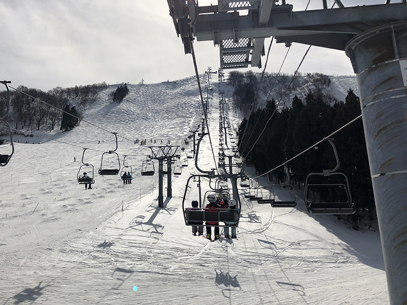 ２月頃ハチ北高原スキー場にスノーボードをしに行きました。