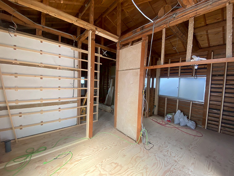 洋室３　間仕切りを起こします