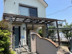 バルコニー部分を撤去。支柱・下地の木部腐食が深刻です