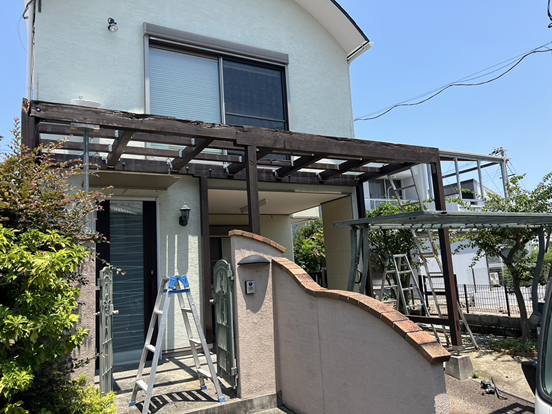 バルコニー部分を撤去。支柱・下地の木部腐食が深刻です