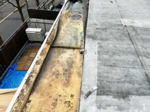 シート防水を撤去します