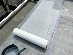 ウレタン塗膜を密着させるため、クロス下地