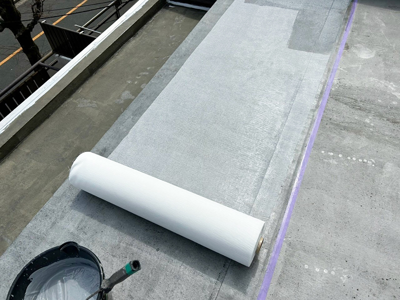 ウレタン塗膜を密着させるため、クロス下地