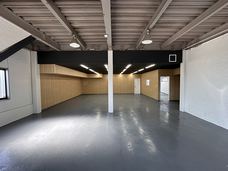 エントランスから車体撮影スペース