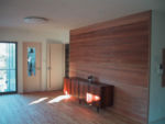 天井と壁は珪藻土。一部屋久杉を使っています。床は信州唐松のフローリングです。自然素材に囲まれた暖かいリビングになりました。