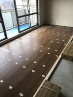 フローリング貼り中