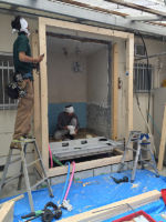 広いバスルームにするために拡張工事を行っています。