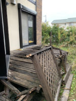 腐食したウッドデッ